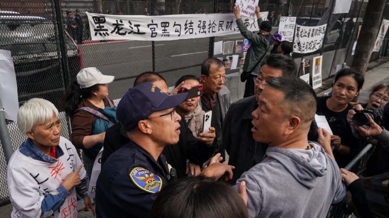 舊金山小粉紅與抗議者衝突 中共安保當街打人(視頻)