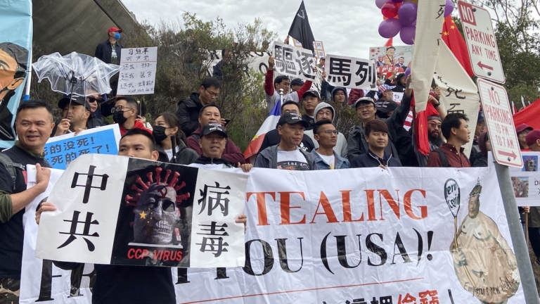 組圖：拜習會莊園附近 大量人士抗議中共暴政