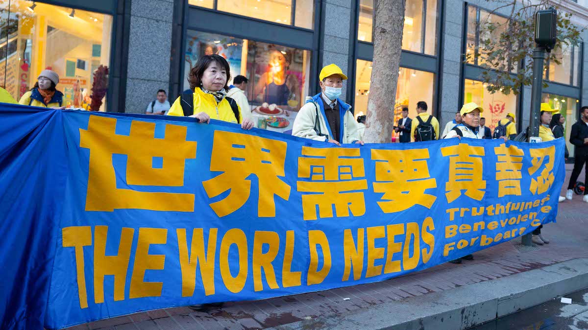 【禁闻】APEC峰会场外 法轮功学员和平请愿