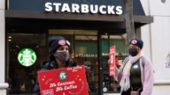 紅杯日促銷訂單爆量 美國星巴克員工罷工要求加人加薪