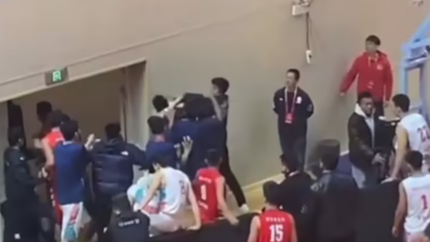 四川城市联赛爆大规模冲突 双方球员打群架