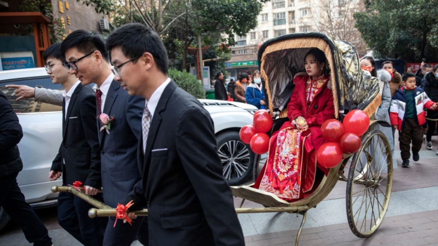 中国初婚人数9年腰斩 网友哀叹：拿什么结婚？