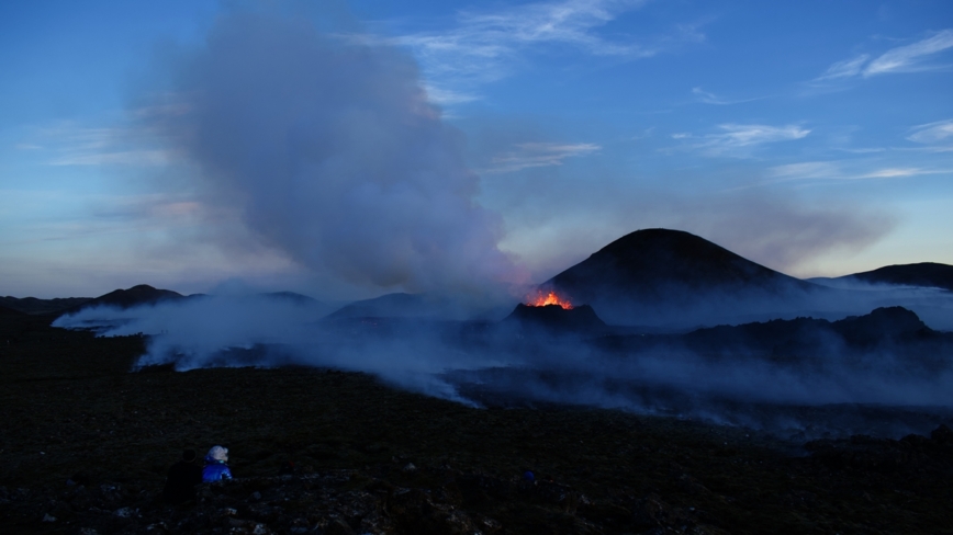 火山随时可能喷发 冰岛总理：帮助居民度过难关