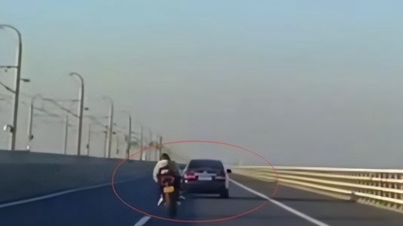 南京女骑手超车追尾 弹入湖中身亡（视频）