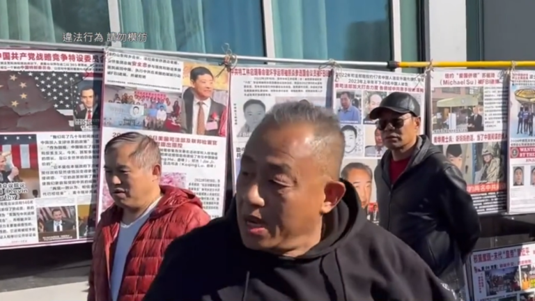 親共暴徒囂張襲擊法拉盛反共展覽 疑中領館指使