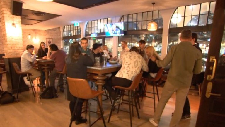 泡酒吧學外語 澳洲酒吧生財有道客人盈門