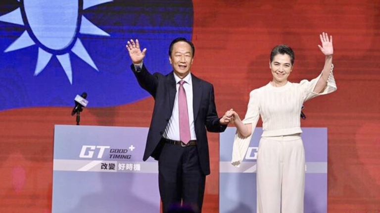賴佩霞代郭台銘領表 富士康遭中共查稅輕放