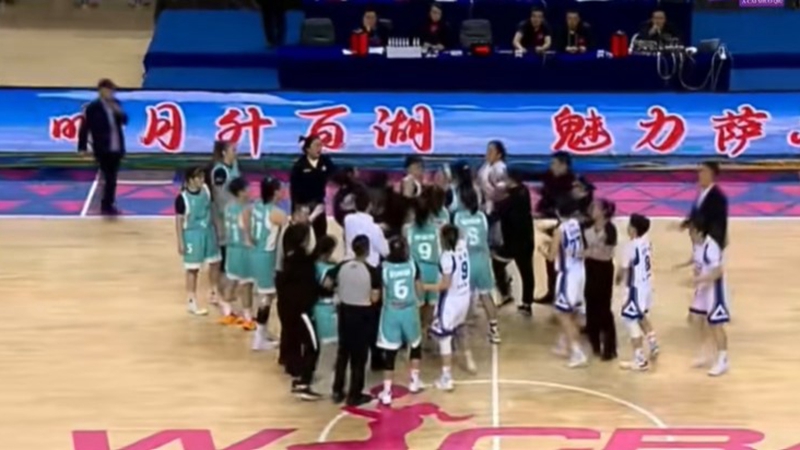 中国女篮联赛爆激烈冲突 警察进场 裁判被讽收钱
