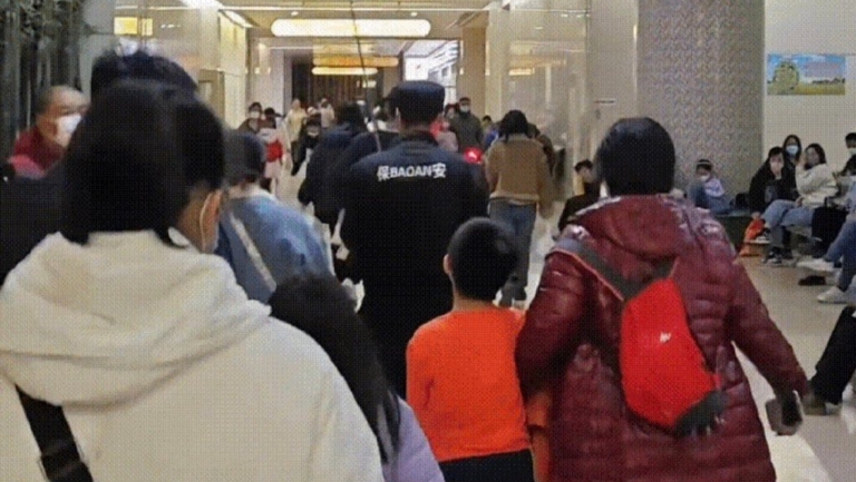 中國各地兒童醫院被擠爆 呼吸科要排到一週以後