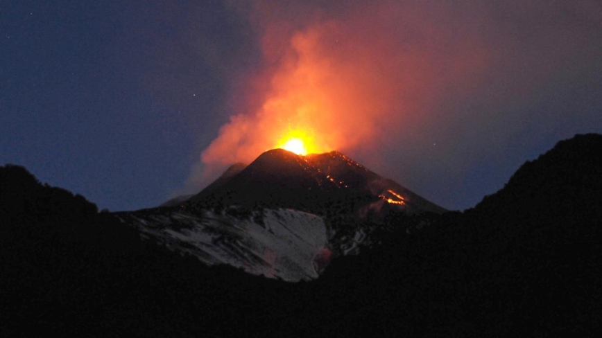 白雪與烈焰交融 意大利古老火山大秀美景