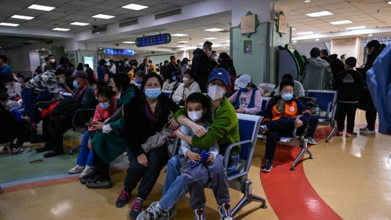 北京兒科門診「採個血要排到500多號」