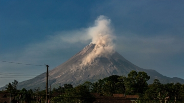 印尼火山爆发 至少11名登山者遇难 12人失踪