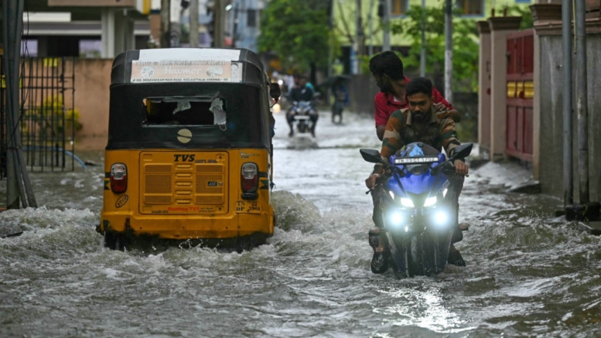 强烈气旋登陆酿8死 印度南部停班课疏散数千人