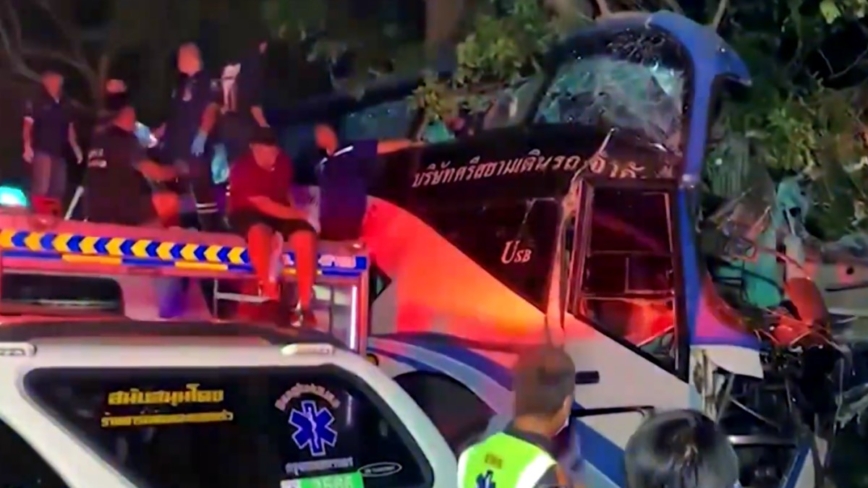疑疲劳驾驶 泰国巴士撞树车头裂两半酿14死32伤