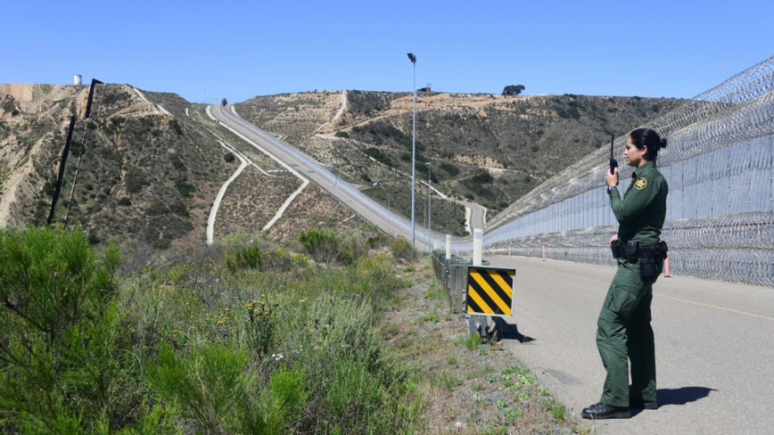 中國非法移民湧入加州邊境 一隊穿著考究很惹眼