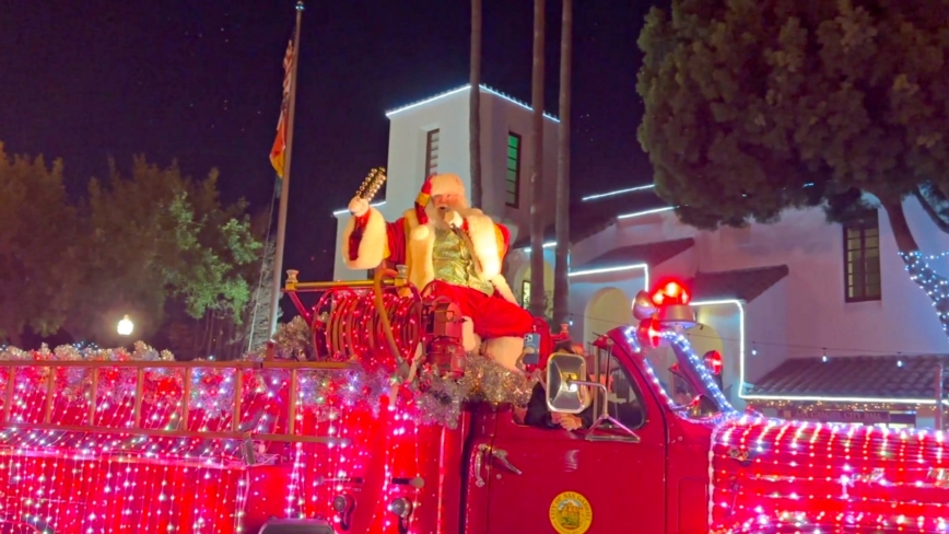 圣诞老人乘消防车而来 南加民众喜迎年末佳节