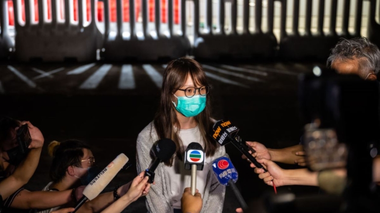 周庭：出獄後被迫參觀公安防暴裝備 自由仍被剝奪