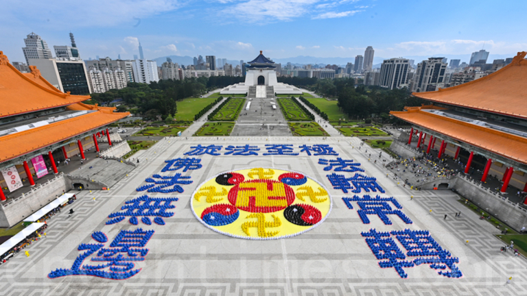 五千法輪功學員台灣排字 遊客了解中共迫害