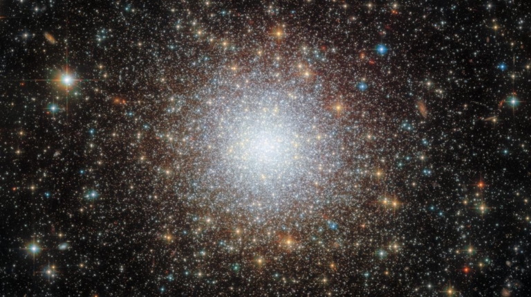 NASA新圖：藏在大麥哲倫星系中的球狀星團