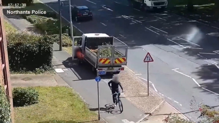 輕鬆一刻：警察借車秒抓毒販 瀟灑威風不是蓋的