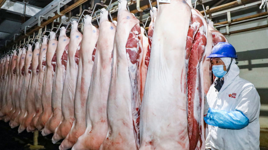 中国经济通缩风险严峻 猪肉价格暴跌雪上加霜