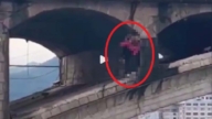 福建男抱着5岁女儿拟跳桥 最后一刻留下了孩子