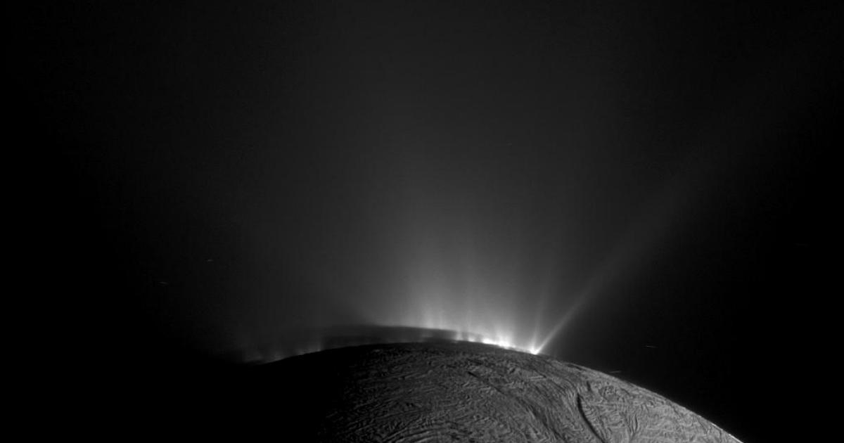 NASA Findings: Saturn’s Moon Enceladus May Be Habitable for Life, New Study Reveals