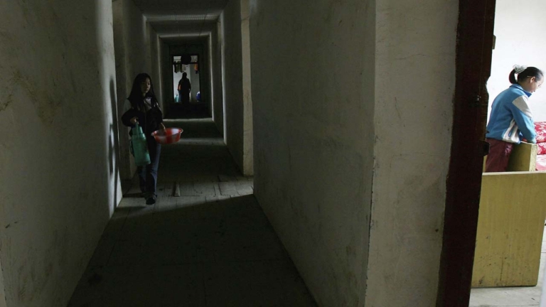青島男老師闖女寢猥褻學生 校方以荒唐理由掩飾