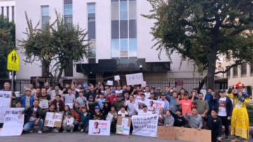 聲援牛騰宇 洛杉磯華人中領館前抗議