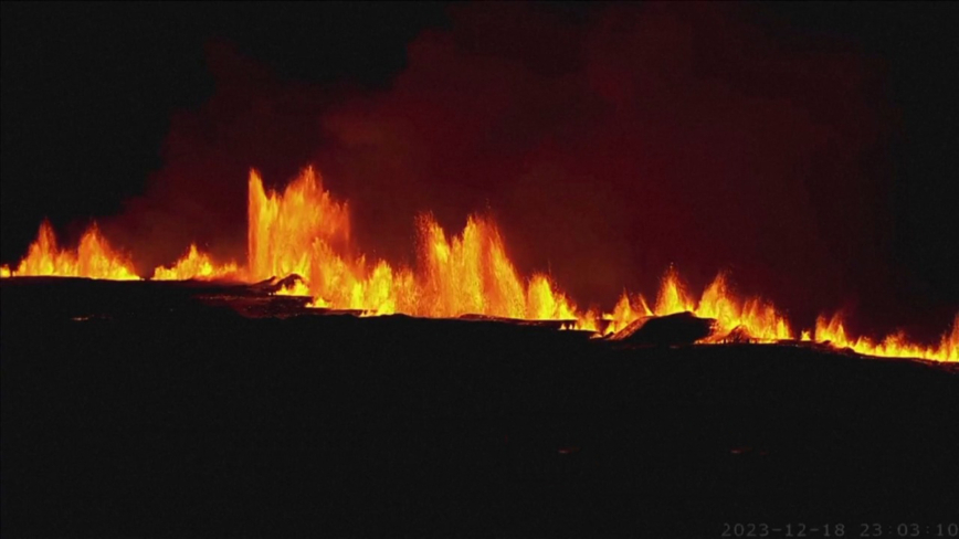 冰岛西南部火山喷发影像曝光 4000居民撤离