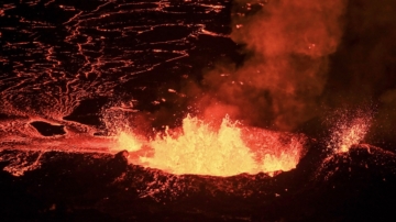 数万次地震后 冰岛火山终于壮丽喷发