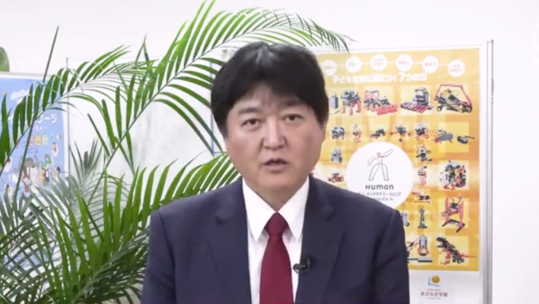 日本政治評論家三井田孝歐向新唐人觀眾拜年