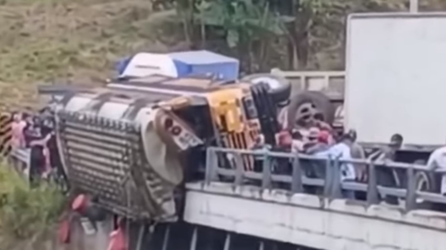 尼加拉瓜载有70人巴士翻覆桥上 至少16死