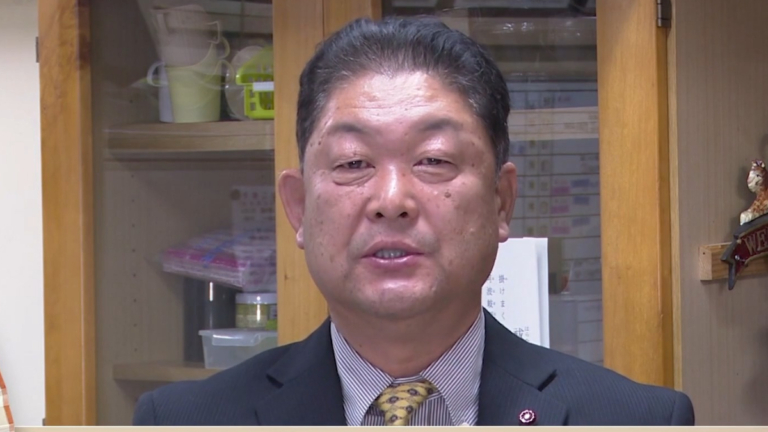 日本大阪府堺市議會議員西川良平向觀眾拜年