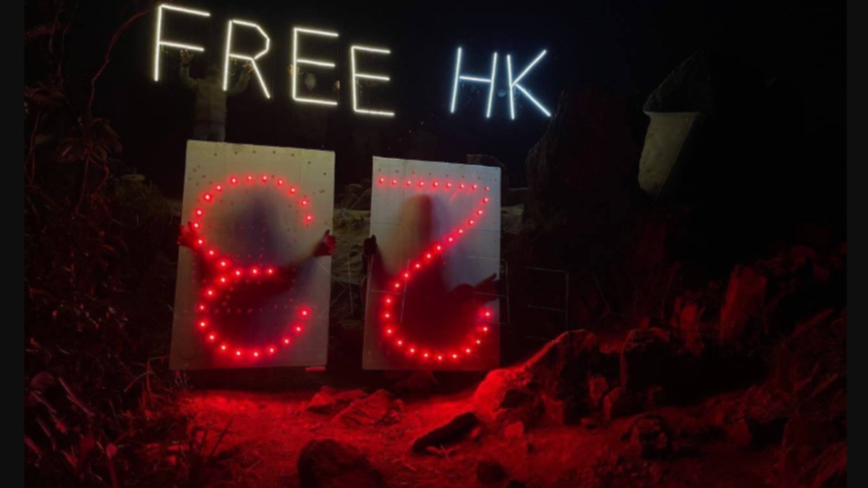港人仍在抗爭 聖誕節獅子山亮起「FREE HK」燈飾