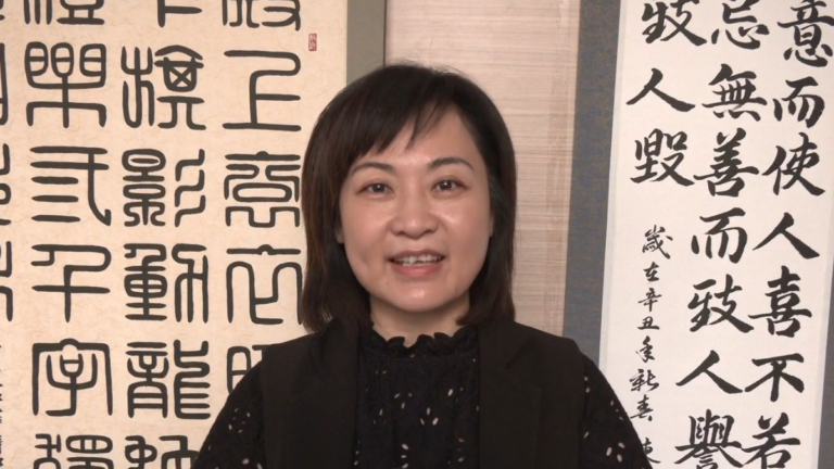 高雄市議員陳麗娜向全球觀眾拜年