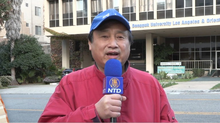 中國民主黨全國委員會主席王軍濤向觀眾拜年