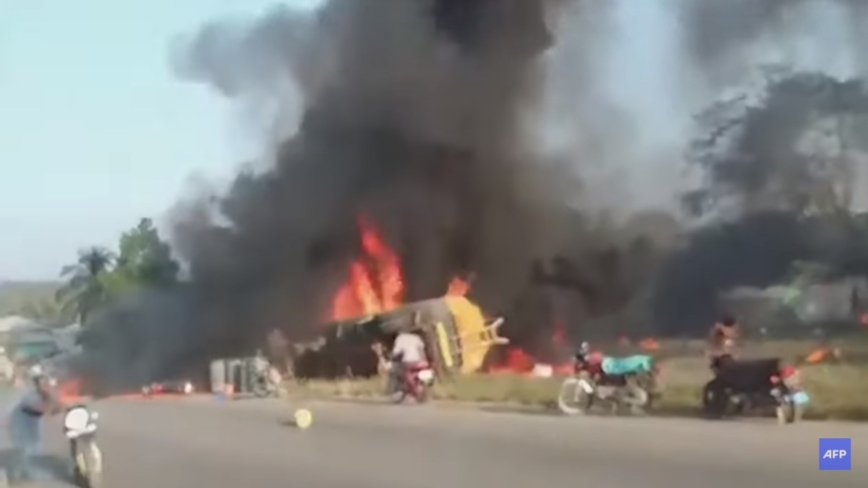赖比瑞亚油罐车翻覆爆炸 民众抢油酿至少40死