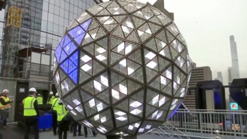 水晶球“领结”安装完成 纽约时代广场跨年就绪