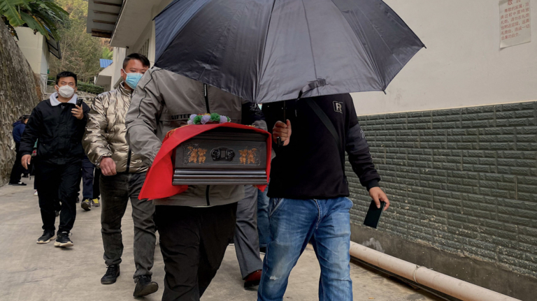 骨灰盒生意火爆 中國新年疫情恐大爆發