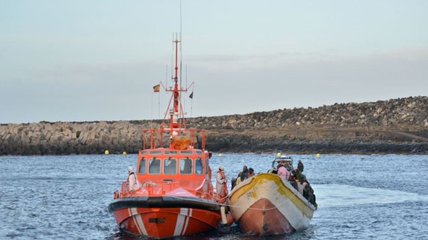 加纳利群岛外海发现移民独木舟 3人丧命15人获救