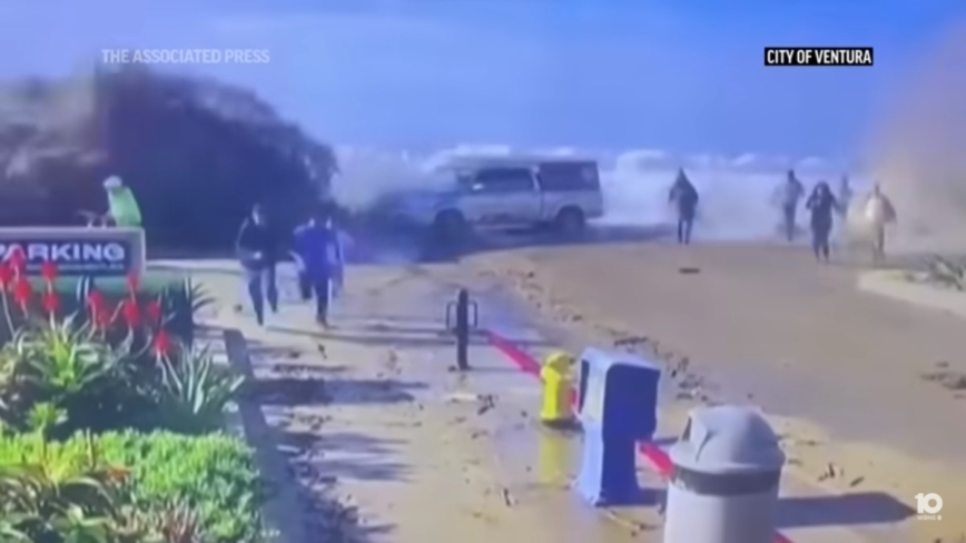 风暴侵袭加州沿岸 掀巨浪引洪水 居民被迫疏散