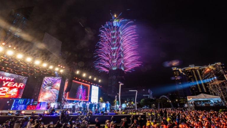 台北跨年湧逾17萬人 101彩色煙火綻放300秒(組圖)