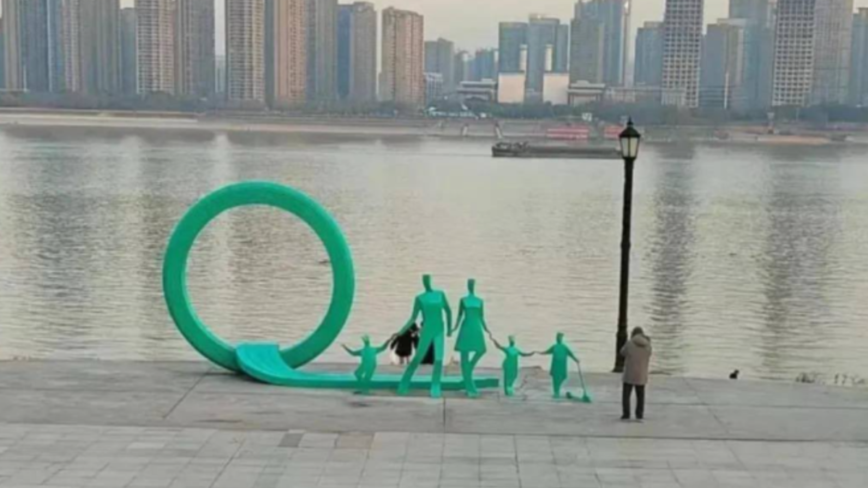 武汉雕塑一家3人变5人 网友爆笑：父母累绿了!