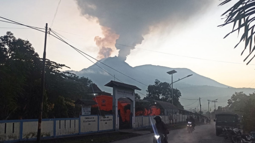 印尼东部火山喷发 逾2200居民撤离机场关闭
