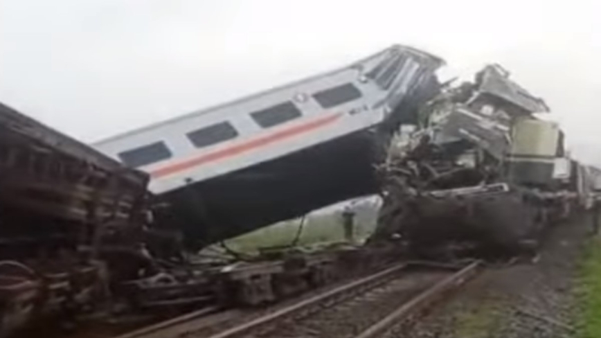 印尼万隆2火车相撞声如炸弹爆炸 3名火车员工死亡
