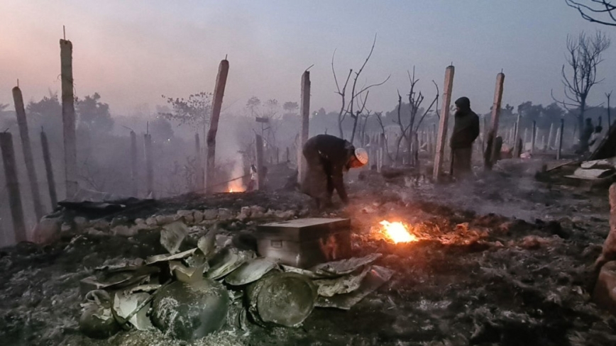 孟加拉难民营凌晨大火 近七千罗兴亚人无家可归