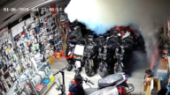 鋰電池著火20秒爆炸 紐約電動車店二級火災