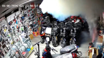鋰電池著火20秒爆炸 紐約電動車店二級火災