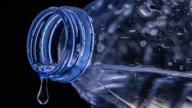 瓶裝水裡含大量塑料微粒 專家揭健康危害